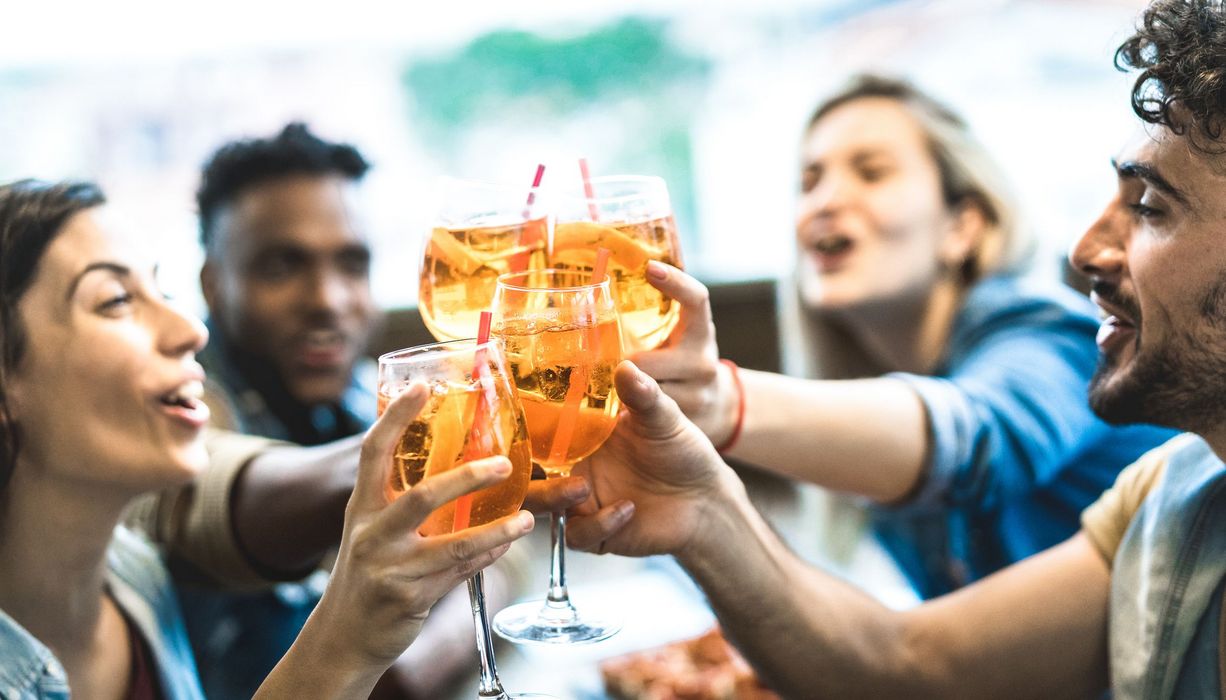 Gesellige Runde stößt mit Longdrinks an.