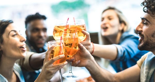 Gesellige Runde stößt mit Longdrinks an.