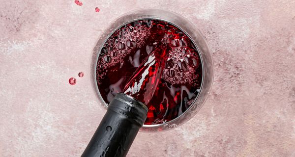 Rotwein wird eingeschenkt.