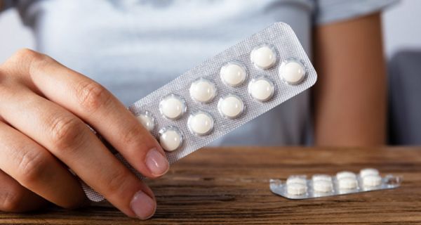 Derzeit geistert eine Warnung durch die sozialen Medien, in der behauptet wird, die Einnahme des Schmerz- und Fiebermittels Ibuprofen sorge für schwere Covid-19-Verläufe.
