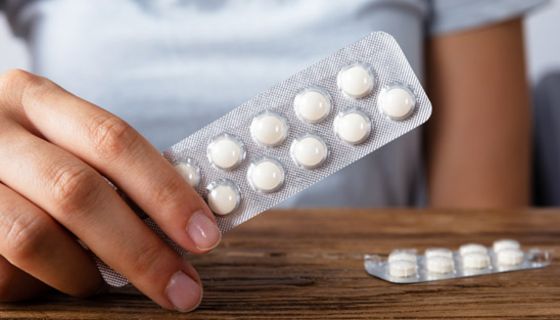 Derzeit geistert eine Warnung durch die sozialen Medien, in der behauptet wird, die Einnahme des Schmerz- und Fiebermittels Ibuprofen sorge für schwere Covid-19-Verläufe.