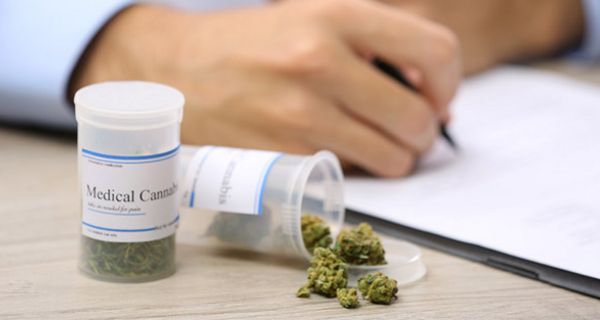 Ärzte sollen zukünftig Patienten mit bestimmten Erkrankungen Cannabis auf Rezept verschreiben können.