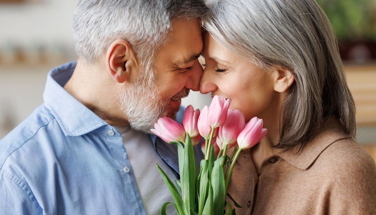 Mann und Frau, sind im Begriff, sich zu küssen.