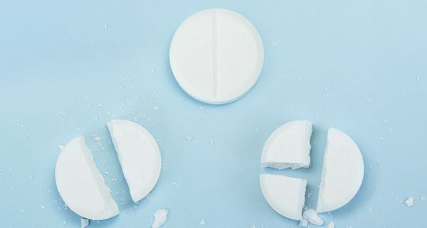 Drei Tabletten, die auf unterschiedliche Weise geteilt wurden.