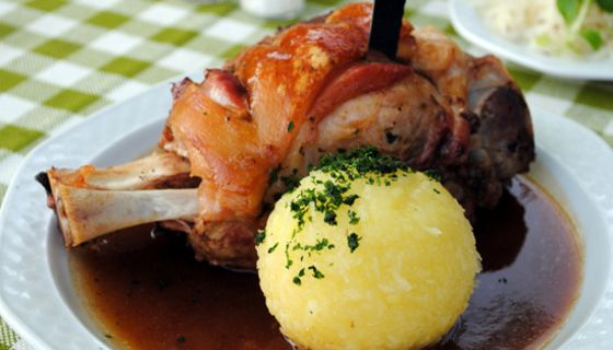 Schweinshaxn mit Knödel und Soße