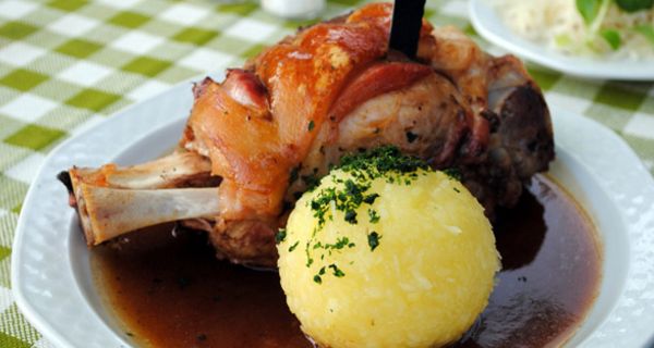 Schweinshaxn mit Knödel und Soße