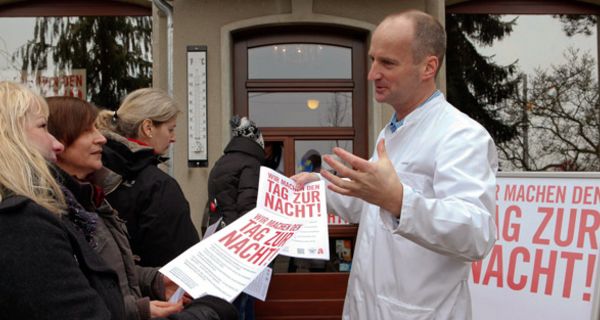 Friedemann Schmidt im Gespräch mit Kunden vor seiner Apotheke.