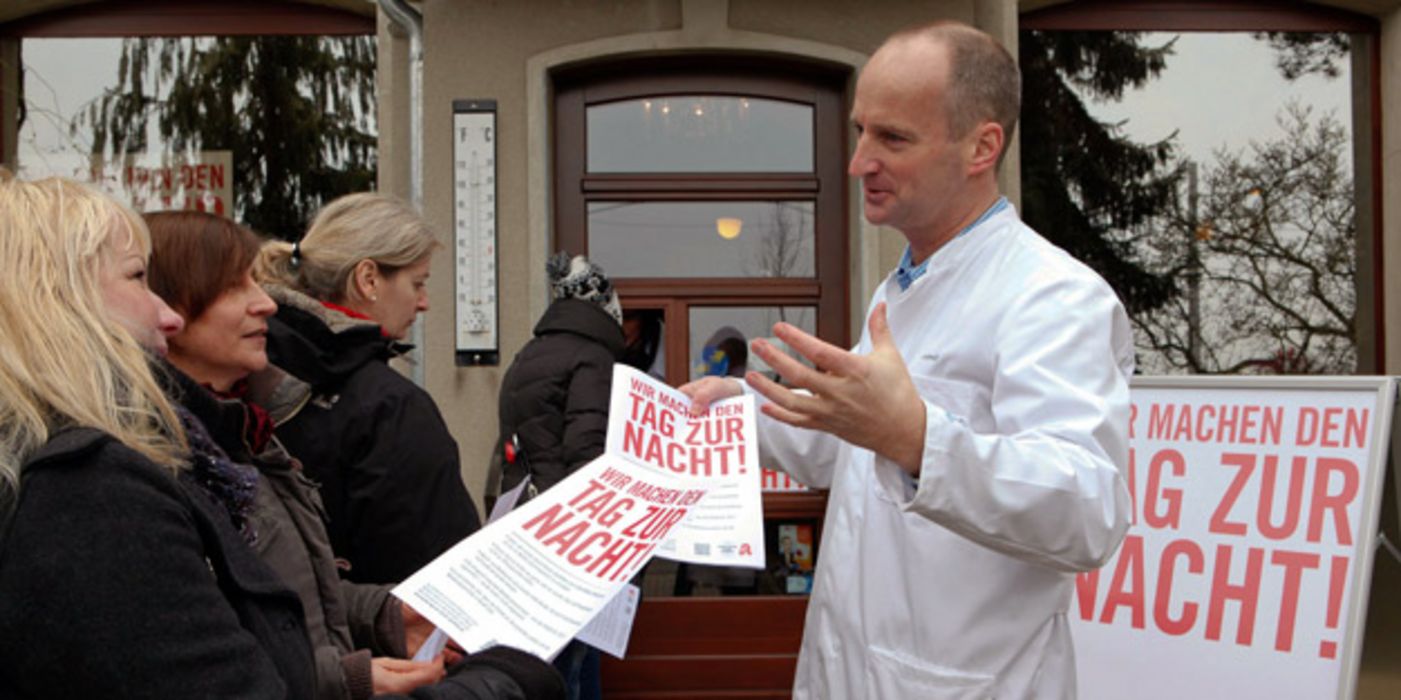 Friedemann Schmidt im Gespräch mit Kunden vor seiner Apotheke.