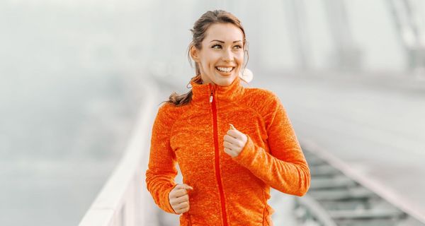 Junge Frau joggt im Winter.