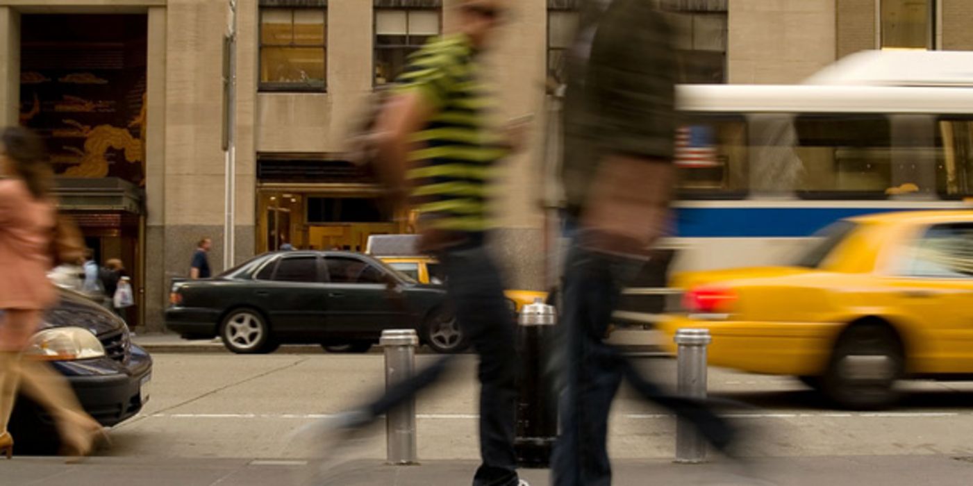 Eilige New Yorker, im Hintergrund gelbes Taxi