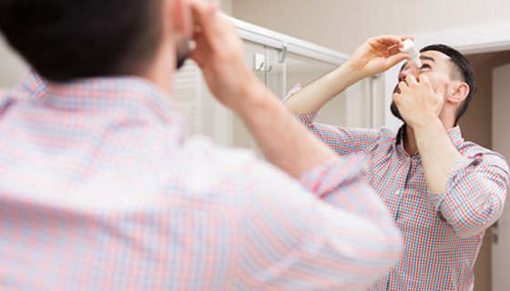 Eine Immunreaktion kann für trockene Augen verantwortlich sein.