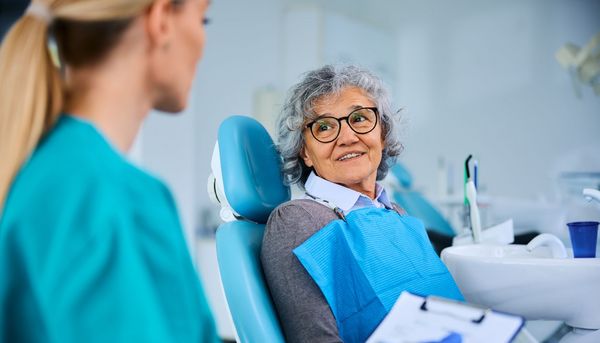 Zahn-Implantat: Die richtige Pflege verhindert Komplikationen