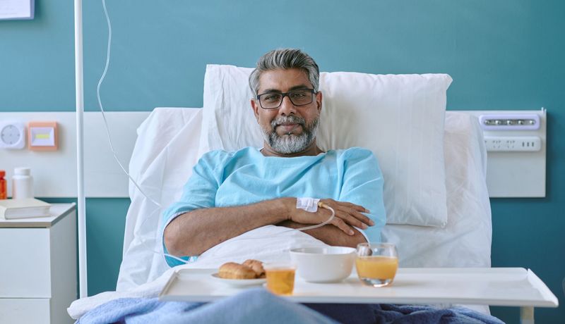 Mann im Krankenhausbett.