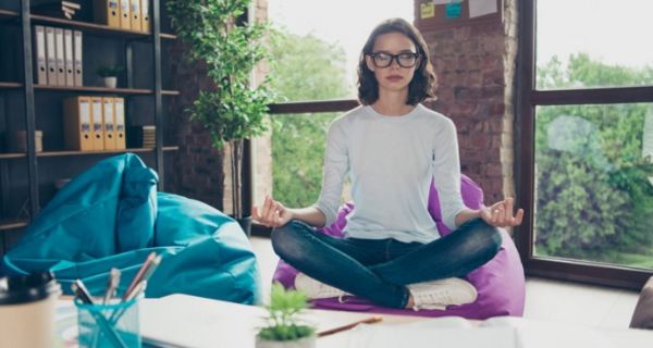 Kurze Meditationen im Alltag tragen zu mehr Achtsamkeit bei.