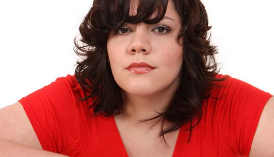Frau in roter Bluse