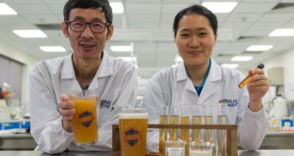 Associate Professor Liu Shao Quan (links) und Chan Mei Zhi Alcine hoffen, dass ihr neues Bier der Gesundheit nützt.