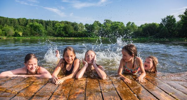 Kinder, planschen in einem Badesee.