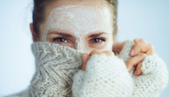 Eine Frau schützt ihre Haut vor der trockenen Winterluft.