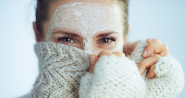 Eine Frau schützt ihre Haut vor der trockenen Winterluft.