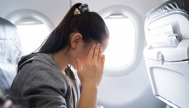 Müde Frau im Flugzeug