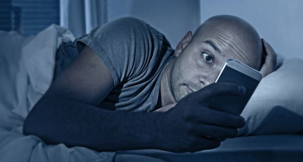 Blaues Licht von Smartphones und Tablets raubt vielen Menschen den Schlaf.