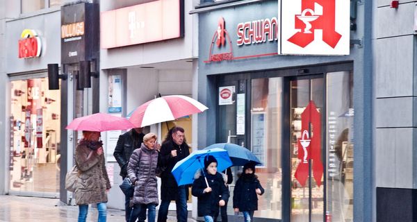 Menschen, draußen vor der Apotheke.