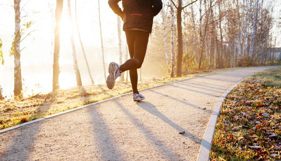 Mann, joggt im Winter.
