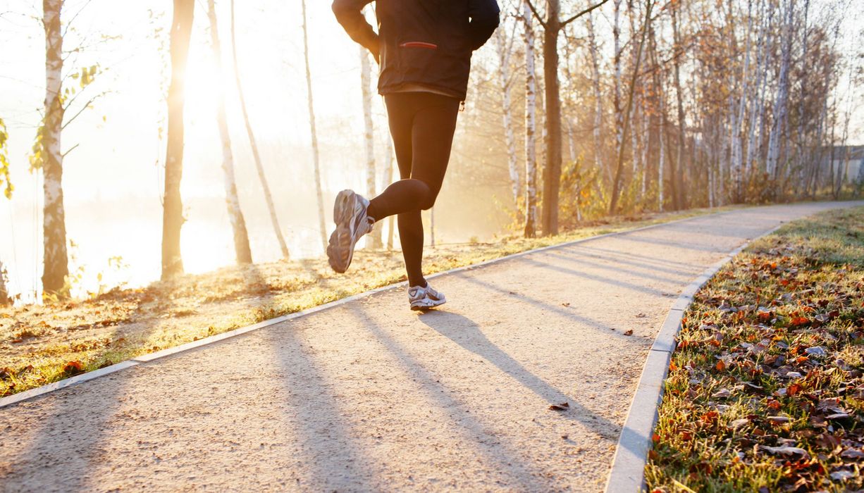Mann, joggt im Winter.