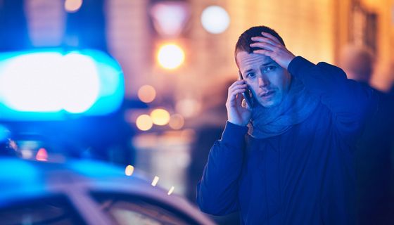  Zu Besuch in einer fremden Stadt, mitten auf der Autobahn oder im Wald: Nicht immer lässt sich der Ort des Unfalls bei einem Notruf genau durchgeben. Das Smartphone hilft dabei. 