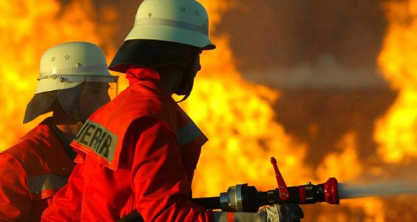 Feuerwehrleute löschen Brand.