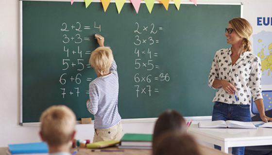Schülern kann es helfen, wenn Matheaufgaben mit Bewegungen verknüpft werden.