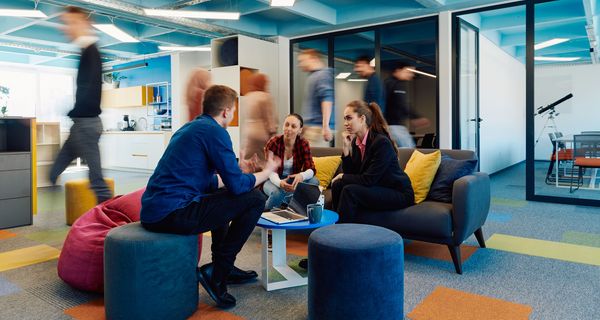 Gruppe junger Menschen im Büro