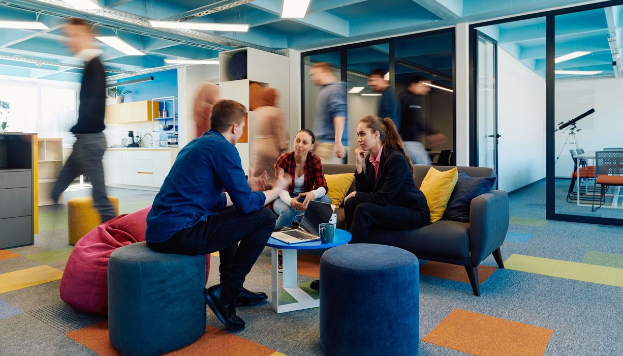Gruppe junger Menschen im Büro