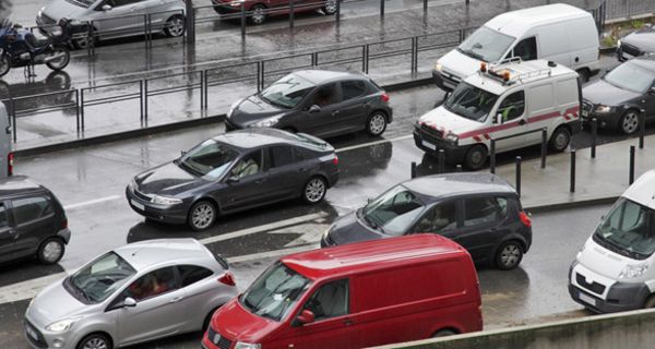 Autos im innerstädtischen Berufsverkehr