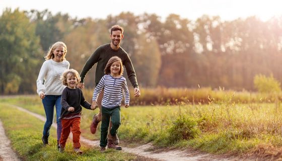 Familie, verbringt zusammen Zeit draußen.