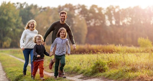 Familie, verbringt zusammen Zeit draußen.