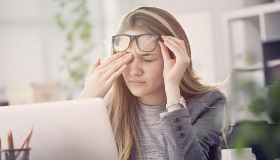 Cannabis-Tropfen könnten in Zukunft Schmerzen beim trockenen Auge lindern.