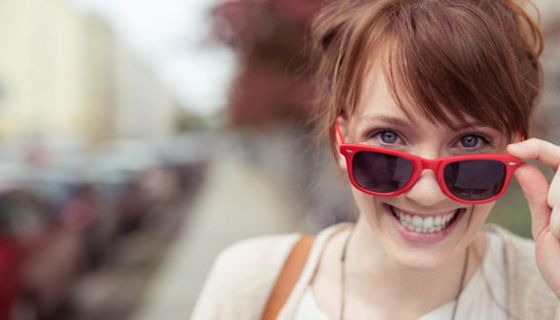UV-Licht kann zu Netzhautschäden führen. Eine Sonnenbrille kann davor schützen. 