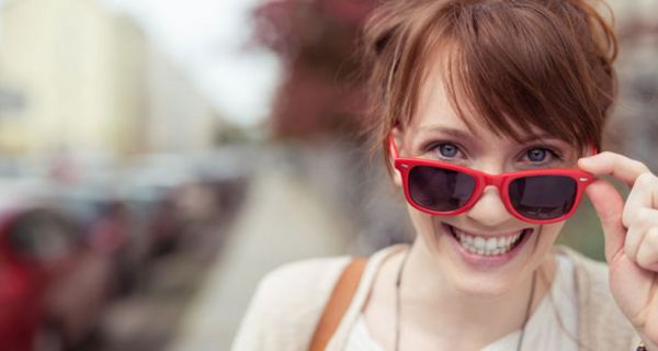 UV-Licht kann zu Netzhautschäden führen. Eine Sonnenbrille kann davor schützen. 