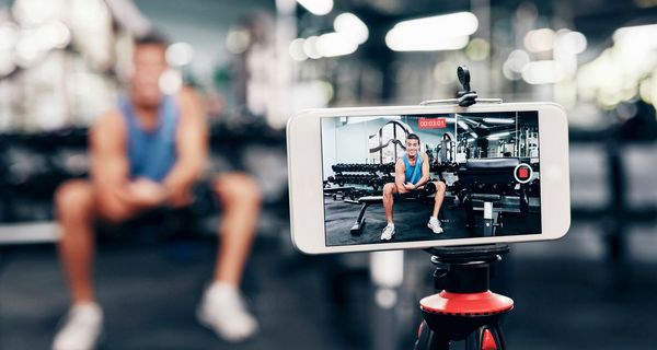 Fitness-Influencer nimmt sich selber bei einer Trainingseinheit auf