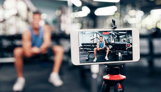 Fitness-Influencer nimmt sich selber bei einer Trainingseinheit auf