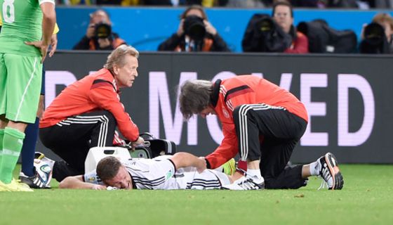 Nationalspieler Mustafi liegt verletzt auf dem Rasen und wird behandelt.