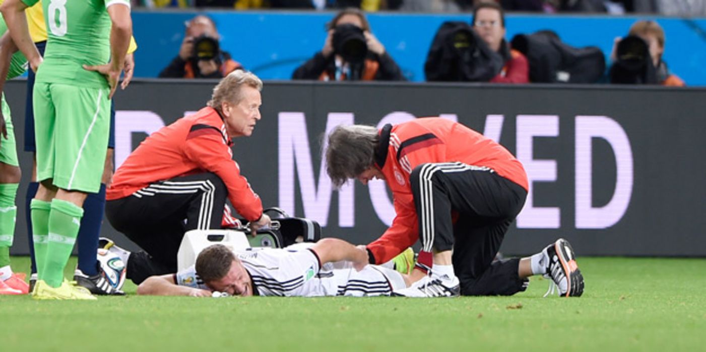 Nationalspieler Mustafi liegt verletzt auf dem Rasen und wird behandelt.
