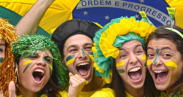 Nahaufnahme: Jubelnde junge brasilianische Fußballfans (Frauen und Männer)