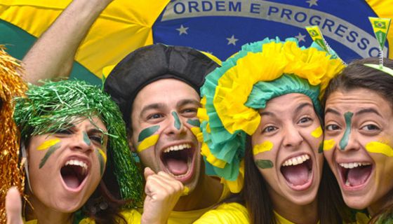 Nahaufnahme: Jubelnde junge brasilianische Fußballfans (Frauen und Männer)