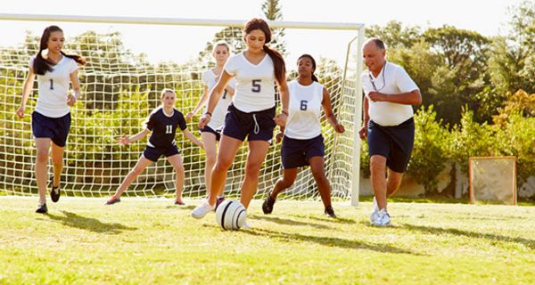 Viele Frauen spielen heutzutage Fußball. Dabei ist das Verletzungsrisiko für sie teils höher als das von Männern.