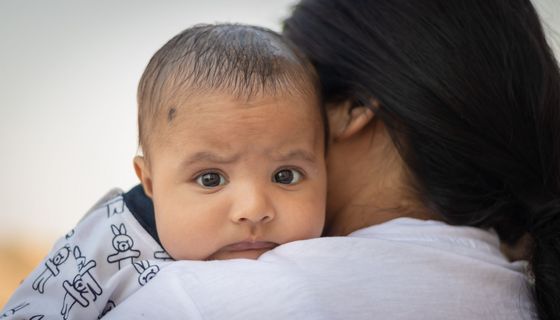 Baby, auf dem Arm der Mutter.