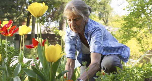 Frau bei der Gartenarbeit