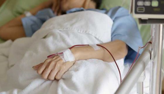 Antikörper aus dem Blutplasma von Menschen, die Covid-19 überstanden haben, werden mittlerweile als Therapie getestet.