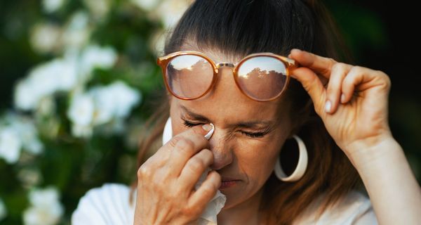 Frau, hat tränende Augen.